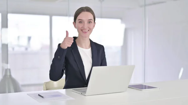 Ambitieux jeune femme d'affaires qui fait pouce au bureau — Photo