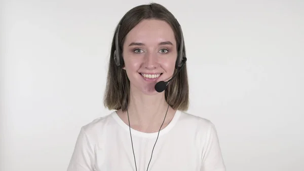 하얀 배경에 헤드셋을 쓰고 있는 센터 여성에게 미소짓는 모습 — 스톡 사진