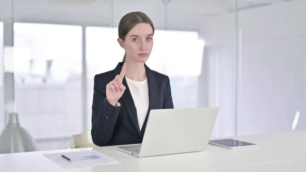 Atractiva joven empresaria diciendo no por dedo en la oficina — Foto de Stock