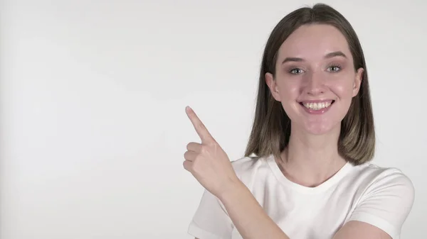 Señalando a la mujer joven mostrando el producto, fondo blanco — Foto de Stock