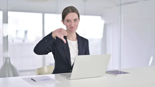 Jonge zakenvrouw doet duimen op kantoor — Stockfoto