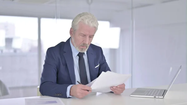 Antiguo Empresario Leyendo Documentos en la Oficina — Foto de Stock