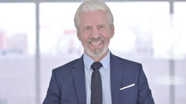 Eski İş Adamının Portresi Kameraya Bakıyor ve Gülümsüyor