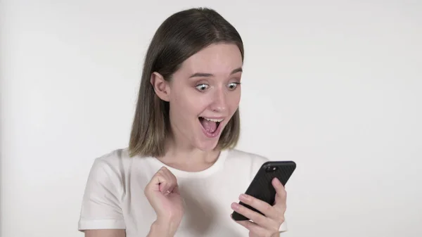 Mujer joven animando a Smartphone, fondo blanco — Foto de Stock