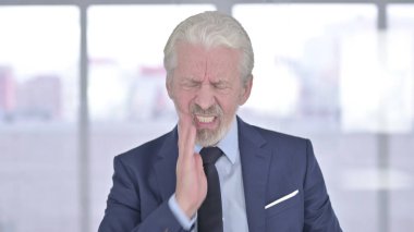 Diş ağrısı çeken yaşlı, sağlıksız iş adamının portresi.