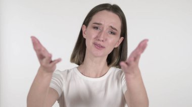 Savaşan Öfkeli Genç Kadın Beyaz Arkaplanda İzole Edildi