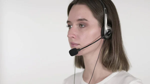 Falando Call Center Mulher com fone de ouvido em fundo branco — Fotografia de Stock