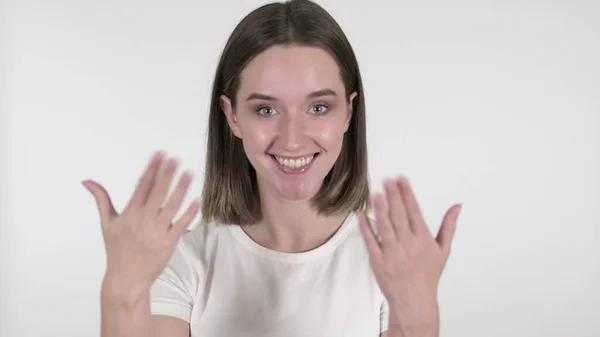 Mujer joven invitando a clientes con ambas manos sobre fondo blanco — Foto de Stock