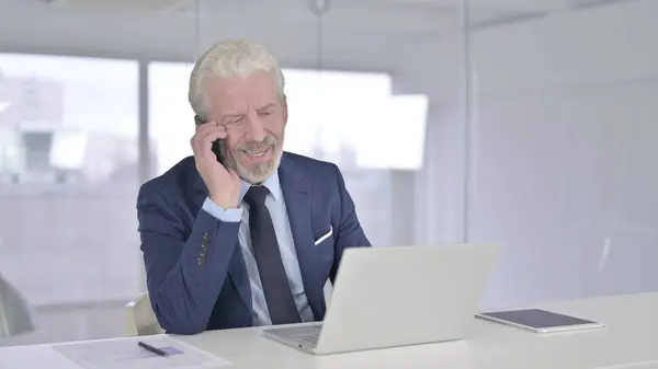 Feliz Viejo Empresario Hablando en Smartphone en la Oficina —  Fotos de Stock