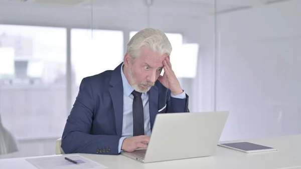 Decepcionado Velho Empresário sentindo-se irritado no escritório — Fotografia de Stock