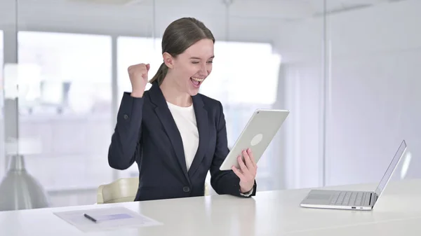 Joyeux jeune femme d'affaires célébrant le succès sur tablette — Photo