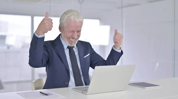 Амбициозный бизнесмен празднует успех на ноутбуке — стоковое фото
