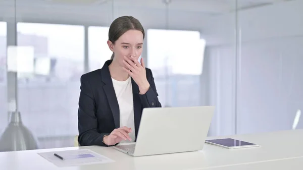 Travailler dur Jeune femme d'affaires ayant échec sur ordinateur portable — Photo