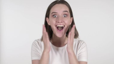 Beyaz Arkaplanda Sürprizlere Tepki Veren Genç Kadın