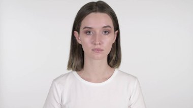 Genç bir kadın beyaz arka planda kameraya bakıyor.