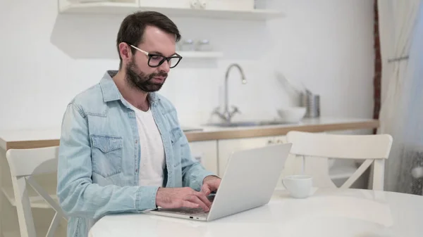 Beard Young Man using Laptop — Stock Photo, Image