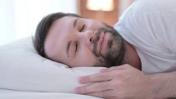 Dekat Beard Young Man tidur di tempat tidur — Stok Foto