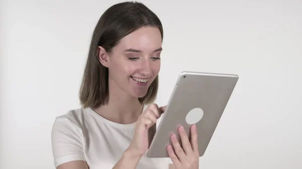 Junge Frau surft auf Tablet im Internet, weißer Hintergrund — Stockfoto