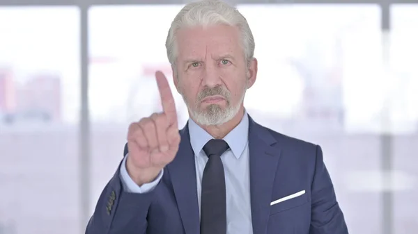 Retrato del viejo hombre de negocios diciendo no por el gesto del dedo —  Fotos de Stock