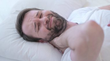 Yatakta Boyun Ağrısı Olan Uyuyan Sakallı Genç Adam 