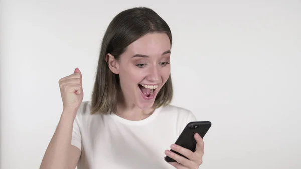 Mujer joven emocionada celebrando el éxito en el teléfono inteligente, fondo blanco —  Fotos de Stock