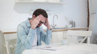 Belgelerde Başarısızlığa Tepki Veren Odaklanmış Sakallı Genç Adam 