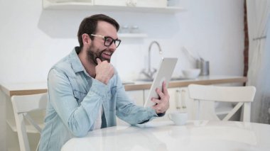 Mutlu Sakallı Genç Adam Tablet 'te Video İzliyor 