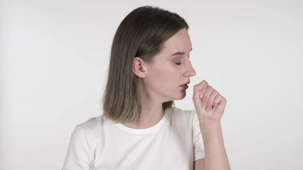 Mujer joven enferma tosiendo sobre fondo blanco — Foto de Stock