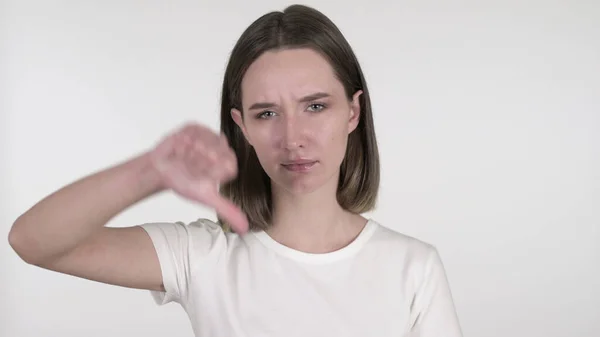 Giovane donna gesturing pollice giù su sfondo bianco — Foto Stock