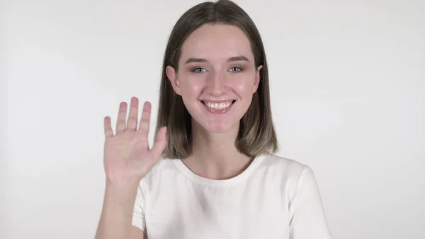 Mujer joven saludando de la mano para dar la bienvenida en fondo blanco — Foto de Stock