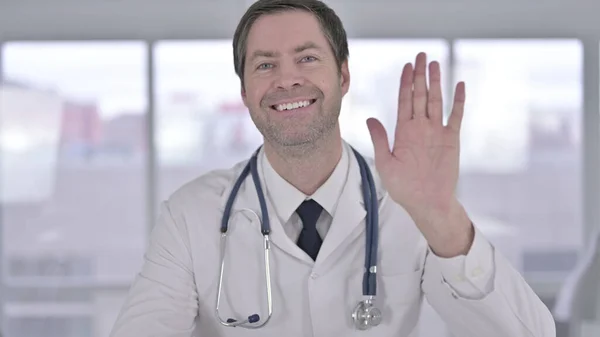 Portret wesołego lekarza w średnim wieku robi wideo czat — Zdjęcie stockowe