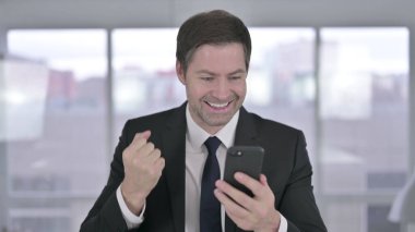 Neşeli Orta Çağ İş Adamı Akıllı Telefon 'da Kutluyor