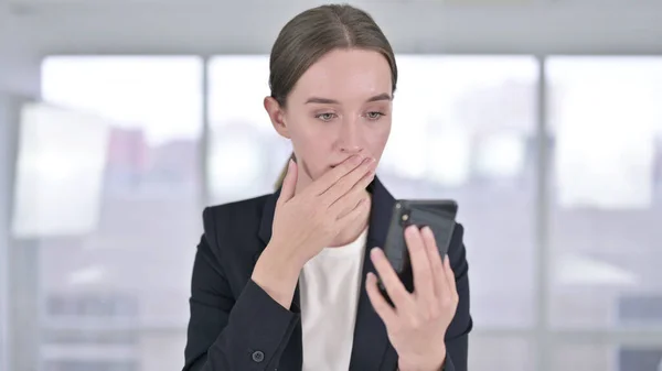 Retrato de la joven empresaria reaccionando a la pérdida en el teléfono inteligente —  Fotos de Stock