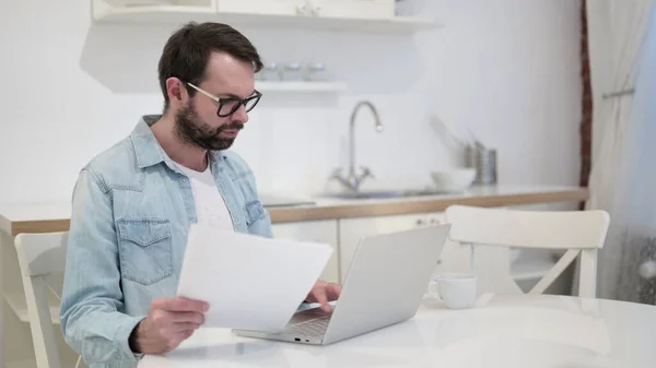 Hardworking Beard Young Man Reading Documents — Stock Photo, Image