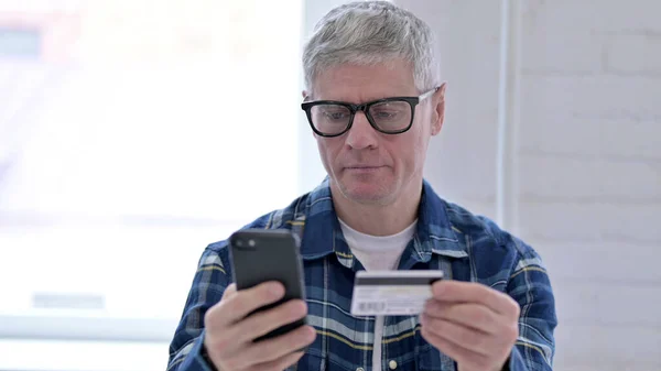 Ritratto di uomo di mezza età che effettua pagamenti online su smartphone — Foto Stock
