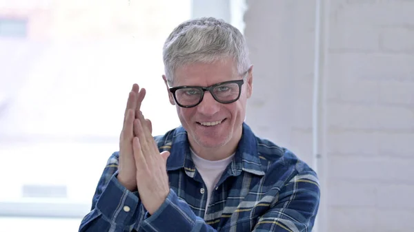 Retrato de Alegre Casual Homem de Idade Média Clapping — Fotografia de Stock