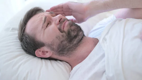 Barbă nedormită Bărbat tânăr având dureri de cap în pat — Fotografie, imagine de stoc