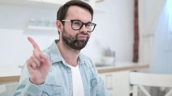 Komoly szakállas fiatalember nemet mond az ujj gesztussal — Stock Fotó