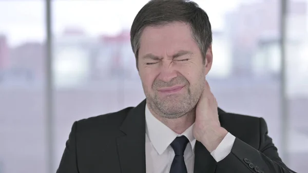 Retrato del hombre de negocios de mediana edad cansado con dolor en el cuello —  Fotos de Stock