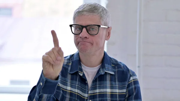 Retrato del diseñador masculino de mediana edad diciendo No por Finger Sign —  Fotos de Stock