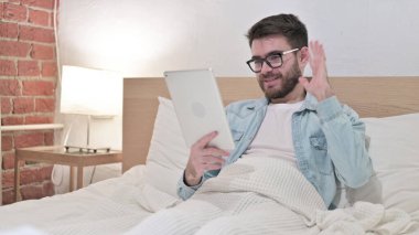 Yatakta Tablet 'te Video Sohbeti yapan Genç Adam
