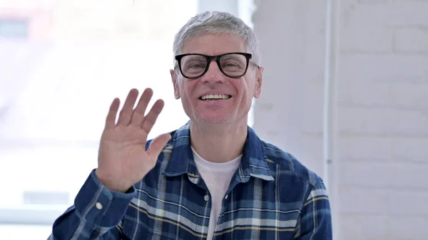 Retrato de alegre Casual Homem de Idade Média Fazendo Video Chat — Fotografia de Stock