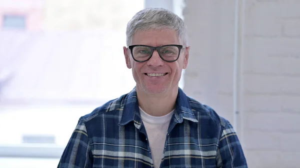 Retrato de homem de meia-idade Casual Sorrindo Olhando para a câmera — Fotografia de Stock