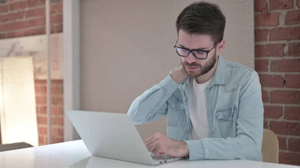 Fatigué jeune homme à lunettes ayant mal au cou — Photo