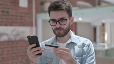 Gözlüklü Genç Akıllı Telefonla Çevrimiçi Ödeme Yapıyor