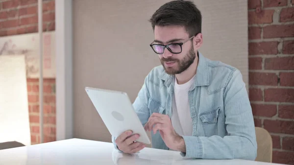 Professional Young Man w okularach za pomocą tabletu w biurze — Zdjęcie stockowe