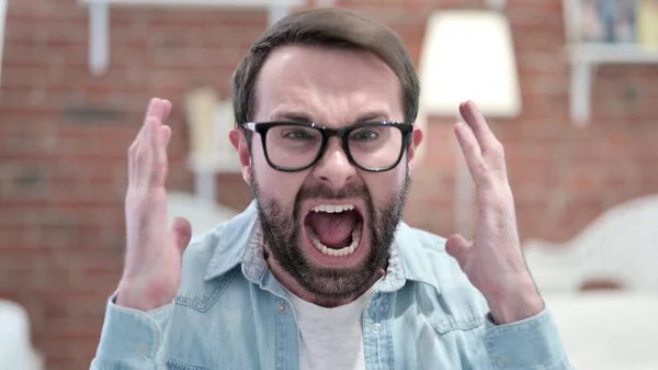 Portrét rozzlobeného vousáče Mladý muž křičící nahlas — Stock fotografie