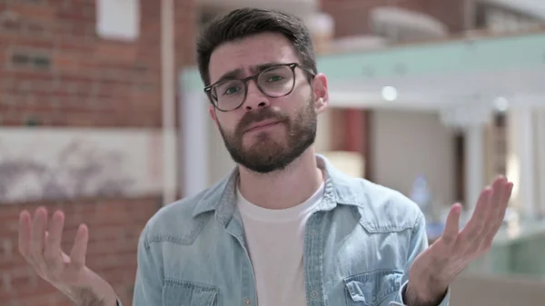 Choqué jeune homme en lunettes réagissant à l'échec — Photo