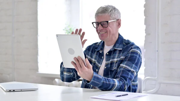 Casual uomo di mezza età che fa video chat su tablet — Foto Stock