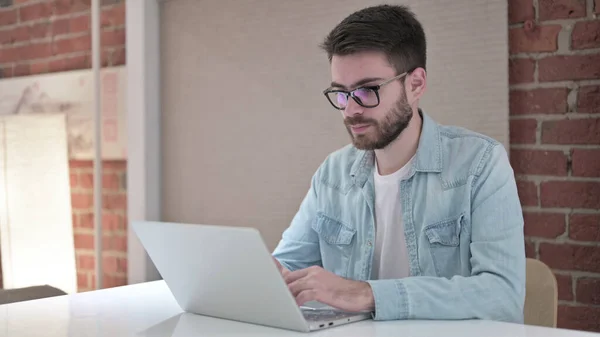 Jovem Focado em Óculos Trabalhando no Laptop — Fotografia de Stock